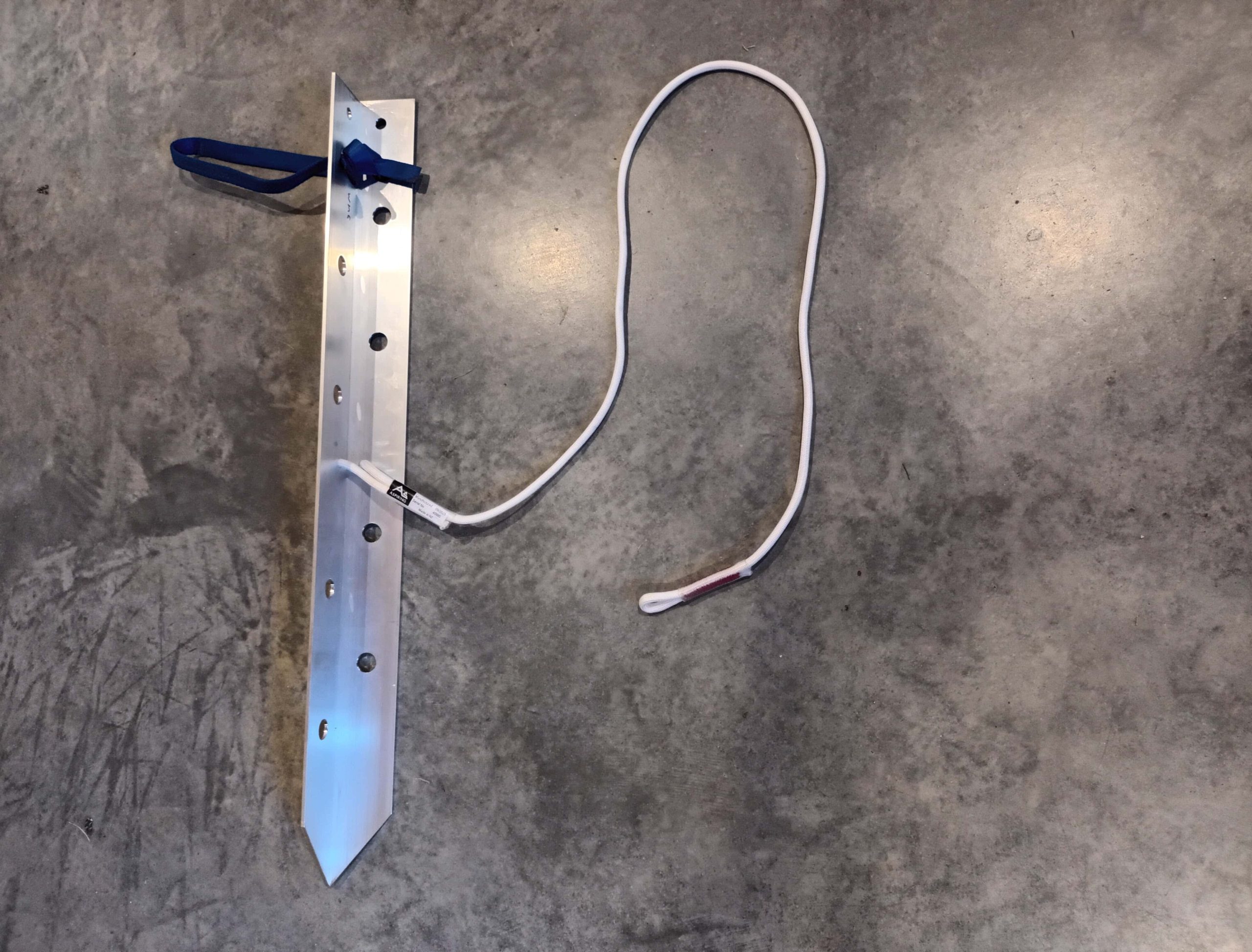 Vertical Mid-clip Snowstakes